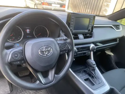 Toyota RAV4 2021 года за 13 000 000 тг. в Алматы – фото 2