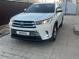 Toyota Highlander 2017 года за 14 500 000 тг. в Актобе – фото 2