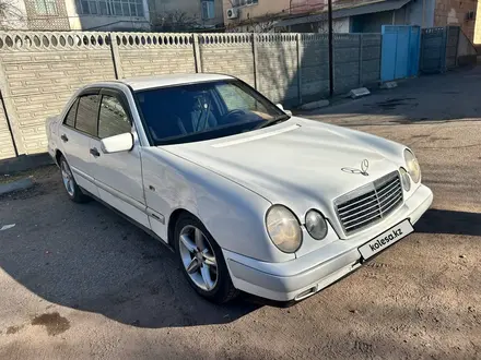 Mercedes-Benz E 230 1997 года за 2 100 000 тг. в Тараз – фото 2