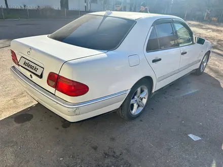 Mercedes-Benz E 230 1997 года за 2 100 000 тг. в Тараз – фото 4