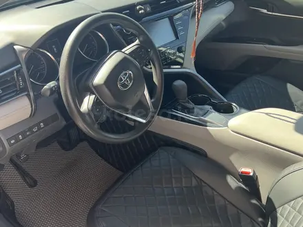 Toyota Camry 2019 года за 13 800 000 тг. в Актобе – фото 8