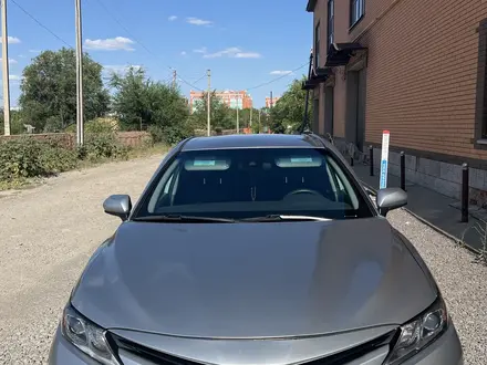 Toyota Camry 2019 года за 13 800 000 тг. в Актобе – фото 2