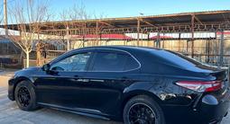 Toyota Camry 2018 года за 8 500 000 тг. в Кульсары – фото 2