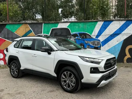 Toyota RAV4 2024 года за 15 950 000 тг. в Алматы – фото 2