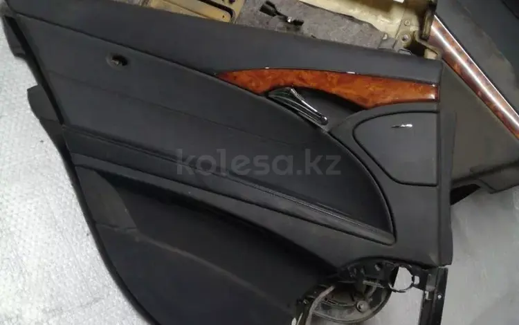 Обшивка задней левой двери на Mercedes Benz w211 Е класса за 15 000 тг. в Алматы