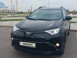 Toyota RAV4 2018 годаfor13 800 000 тг. в Астана