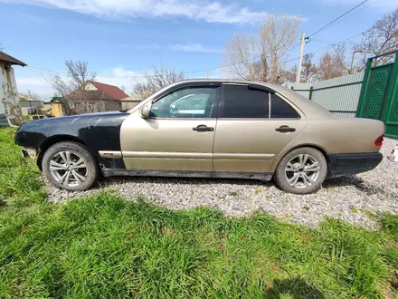 Mercedes-Benz E 220 1997 года за 1 300 000 тг. в Шымкент – фото 6