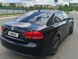 Volkswagen Passat 2013 года за 4 500 000 тг. в Уральск – фото 3