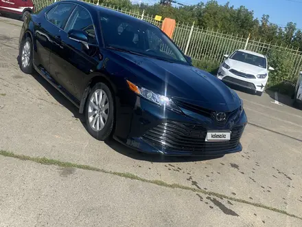 Toyota Camry 2018 года за 8 200 000 тг. в Уральск – фото 5