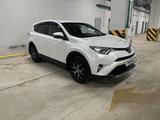 Toyota RAV4 2018 года за 12 500 000 тг. в Астана