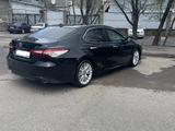 Toyota Camry 2018 года за 14 700 000 тг. в Атырау – фото 3