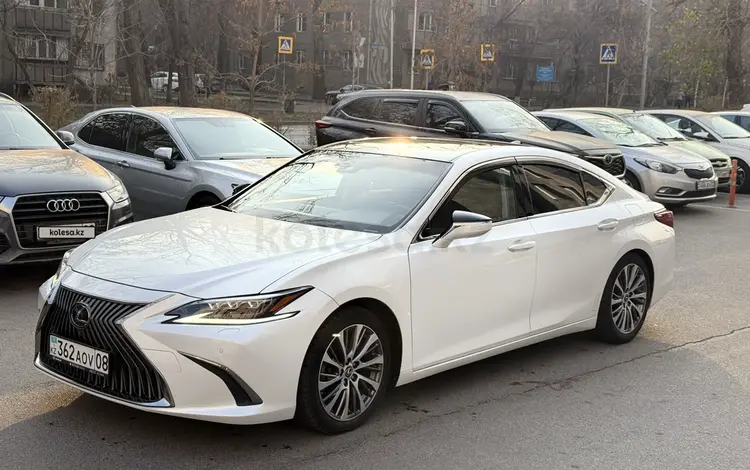 Lexus ES 250 2018 года за 19 000 000 тг. в Алматы