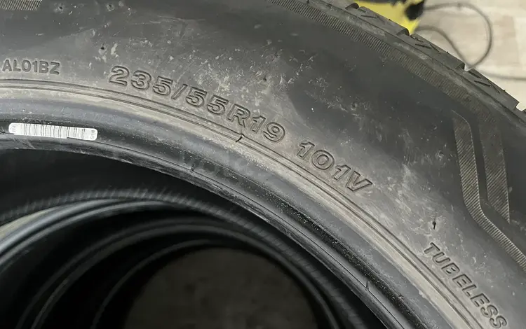 Летние шины Bridgestone 235/55 R19 за 200 000 тг. в Атырау