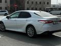 Toyota Camry 2021 года за 13 500 000 тг. в Атырау – фото 2