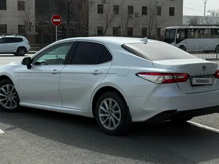 Toyota Camry 2021 года за 13 500 000 тг. в Атырау – фото 2