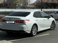 Toyota Camry 2021 года за 13 500 000 тг. в Атырау – фото 3