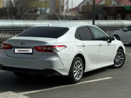 Toyota Camry 2021 года за 13 500 000 тг. в Атырау – фото 3