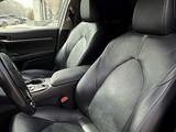 Toyota Camry 2021 года за 13 500 000 тг. в Атырау – фото 4