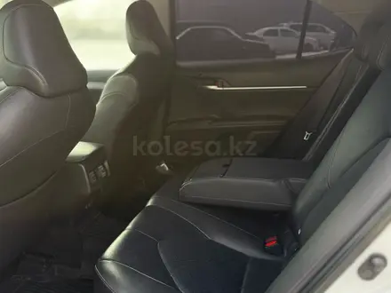 Toyota Camry 2021 года за 13 500 000 тг. в Атырау – фото 5