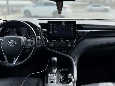Toyota Camry 2021 года за 13 500 000 тг. в Атырау – фото 7