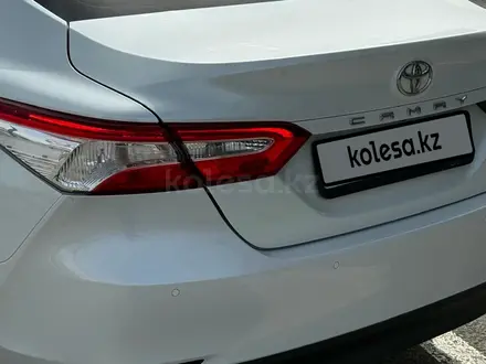 Toyota Camry 2021 года за 13 500 000 тг. в Атырау – фото 8
