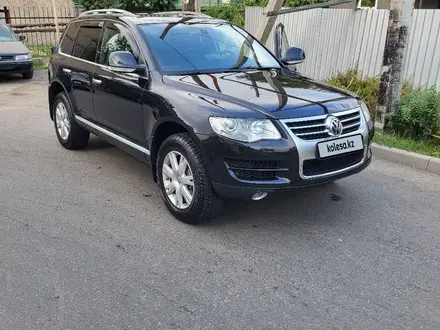 Volkswagen Touareg 2008 года за 7 700 000 тг. в Алматы – фото 2