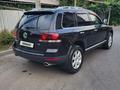 Volkswagen Touareg 2008 года за 7 700 000 тг. в Алматы – фото 9