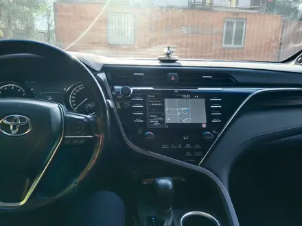 Toyota Camry 2018 года за 14 000 000 тг. в Алматы – фото 4