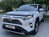 Toyota RAV4 2022 года за 19 000 000 тг. в Шымкент