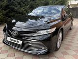 Toyota Camry 2018 года за 15 300 000 тг. в Алматы