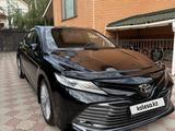 Toyota Camry 2018 года за 15 300 000 тг. в Алматы – фото 2
