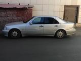 Mercedes-Benz C 240 1998 года за 2 200 000 тг. в Астана – фото 2