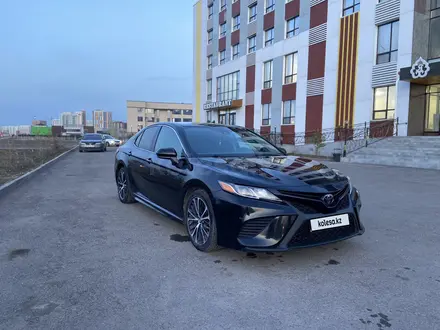 Toyota Camry 2019 года за 13 300 000 тг. в Астана – фото 2