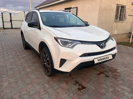 Toyota RAV4 2015 года за 10 200 000 тг. в Актобе