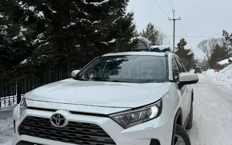 Toyota RAV4 2021 годаfor15 900 000 тг. в Астана