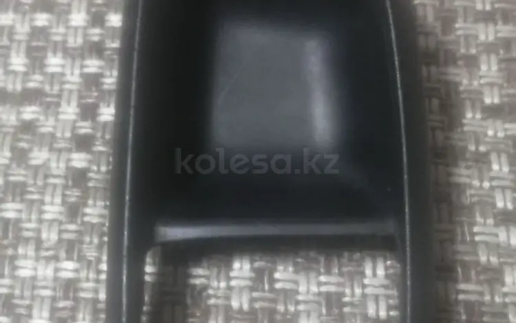 Панелька накладка дверной ручки задняя левая, передняя правая. за 2 000 тг. в Алматы