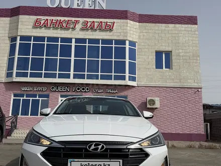 Hyundai Elantra 2019 года за 7 200 000 тг. в Атырау – фото 2