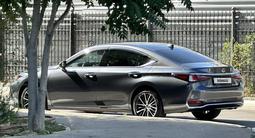 Lexus ES 250 2022 года за 23 000 000 тг. в Актау