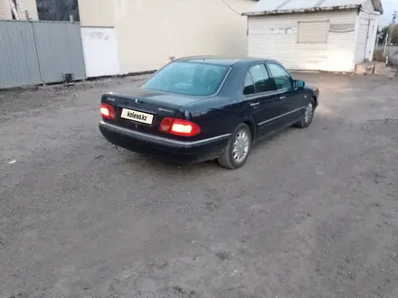 Mercedes-Benz E 320 1997 года за 2 500 000 тг. в Караганда – фото 3