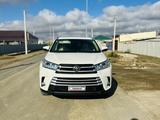 Toyota Highlander 2019 года за 13 500 000 тг. в Атырау