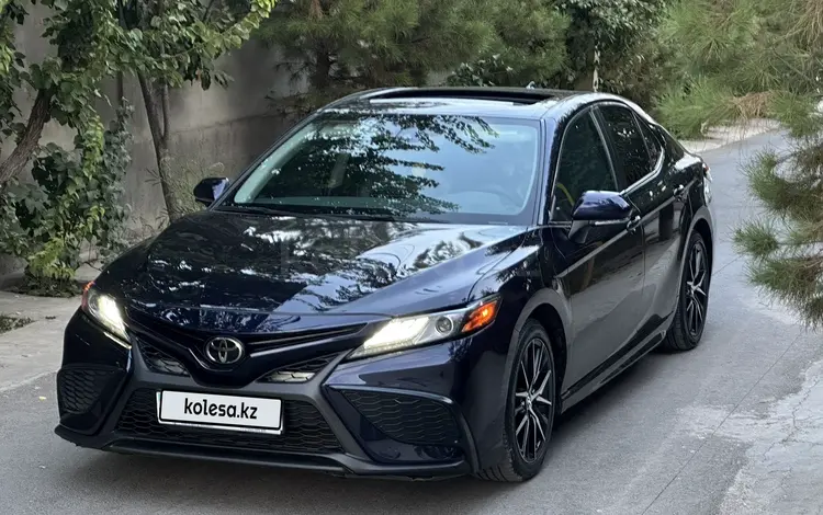 Toyota Camry 2021 года за 13 590 000 тг. в Шымкент