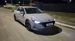 Hyundai Elantra 2021 года за 9 600 000 тг. в Атырау – фото 2