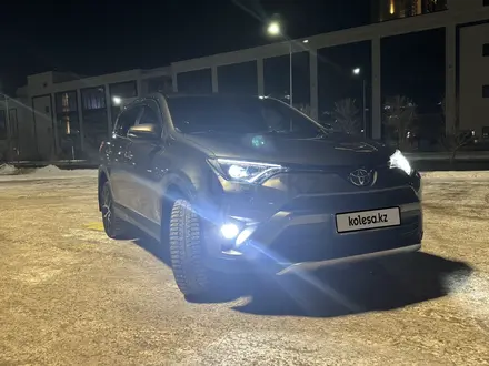 Toyota RAV4 2018 года за 12 400 000 тг. в Астана – фото 2