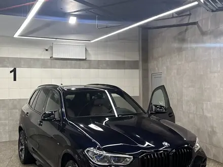 BMW X5 2022 года за 47 000 000 тг. в Астана – фото 2