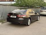 Toyota Camry 2020 года за 14 000 000 тг. в Алматы – фото 2