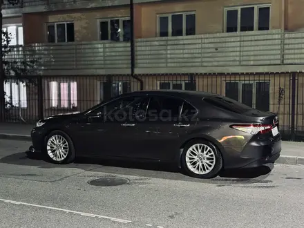 Toyota Camry 2020 года за 14 000 000 тг. в Алматы – фото 3