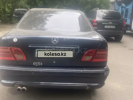 Mercedes-Benz E 240 1999 года за 2 000 000 тг. в Караганда – фото 4