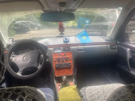 Mercedes-Benz E 240 1999 года за 2 000 000 тг. в Караганда – фото 11