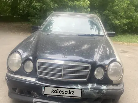 Mercedes-Benz E 240 1999 года за 2 000 000 тг. в Караганда – фото 2