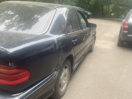 Mercedes-Benz E 240 1999 года за 2 000 000 тг. в Караганда – фото 5
